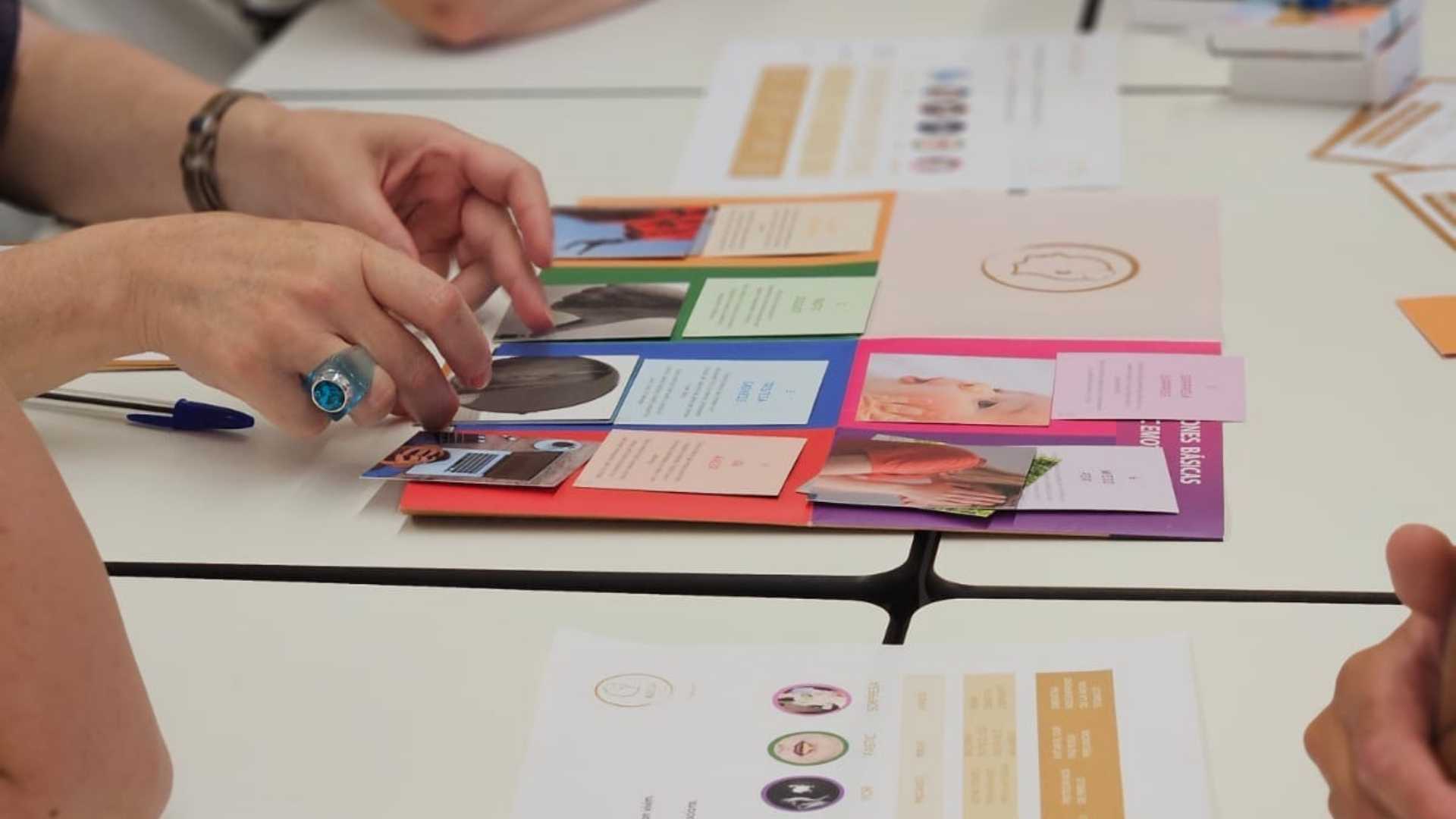 Alumnado de Infantil y Primaria trabajando la expresión emocional con imágenes reales de KitCo