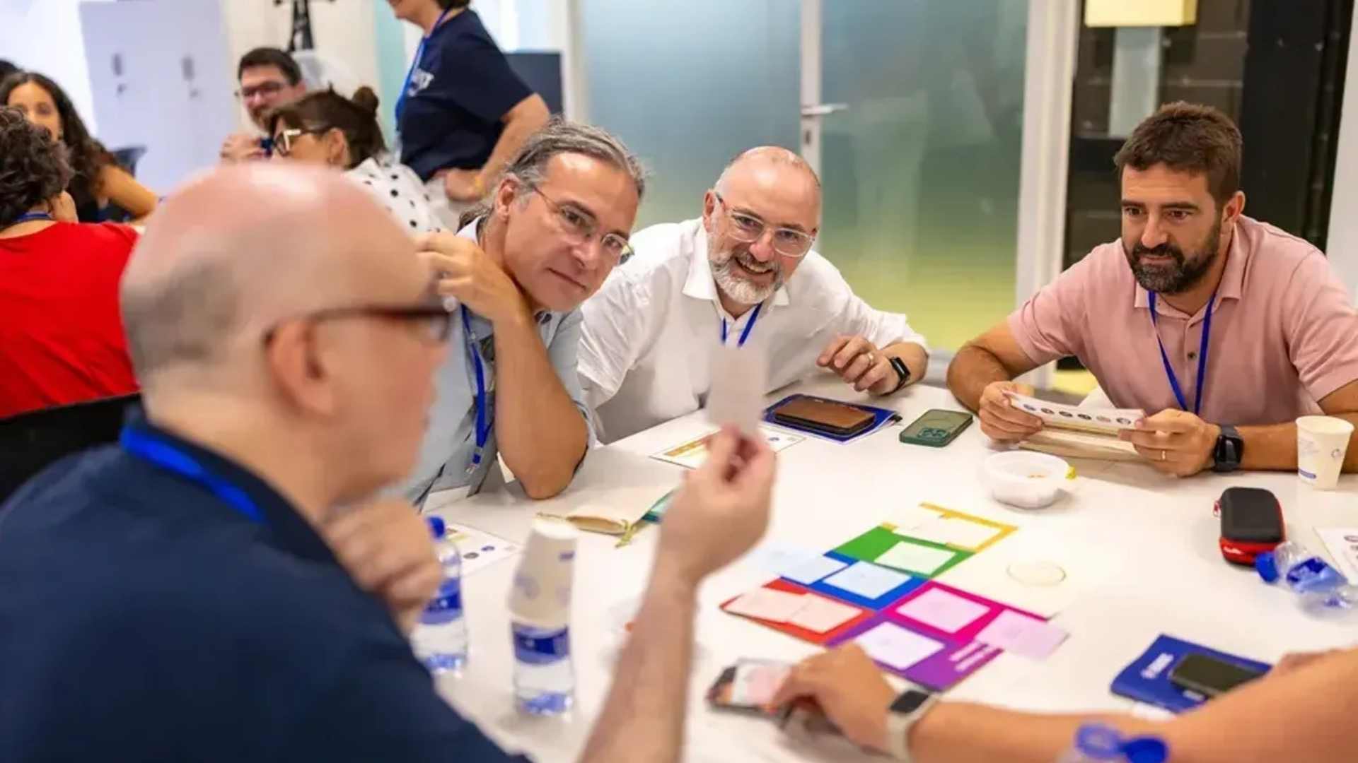 Participantes explorando las dinámicas KitCo en un taller